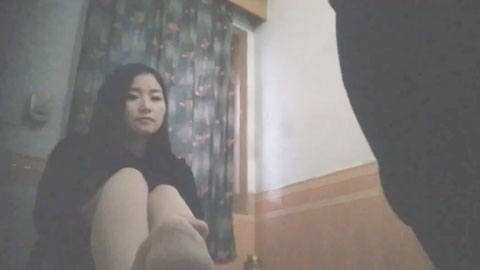迷妹推荐--快餐达人城郊路边店相中一位长发挺有女人味的气质漂亮站街妹居然穿个开裆肉丝经典体位使劲肏她国语